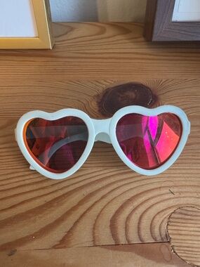 Babiators heart shaped mirrored lenses, pink and beige sunglasses. Size 3-5